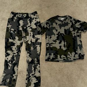 Kuiu Teton Woven pant and Peleton Tee Verde